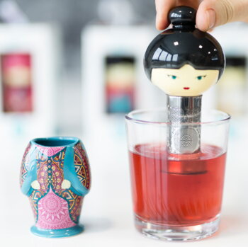 Stylové sítko na čaj s motivem japonské gejši pro váš čajový rituál.
